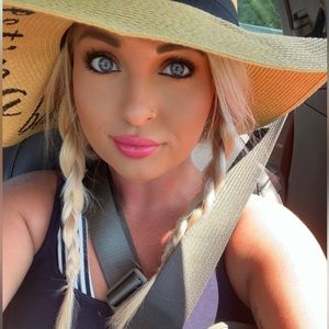 Meet your Posher, Hollie